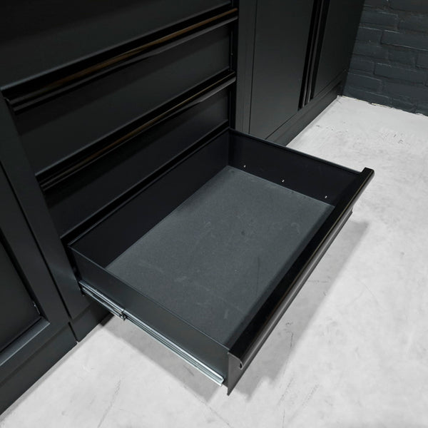 Pillar werkplaatsinrichting hardhout, detail geopende opbergla