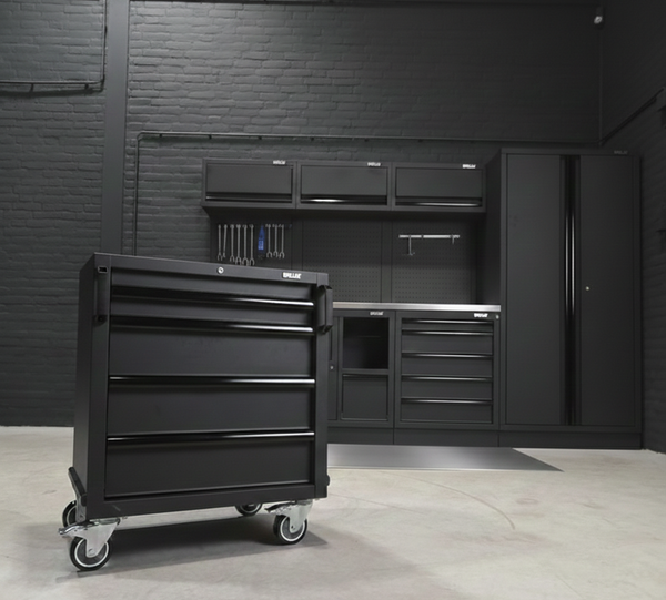 Pillar werkplaatsinrichting RVS in werkplaatsomgeving met pegboard en gereedschapshouders
